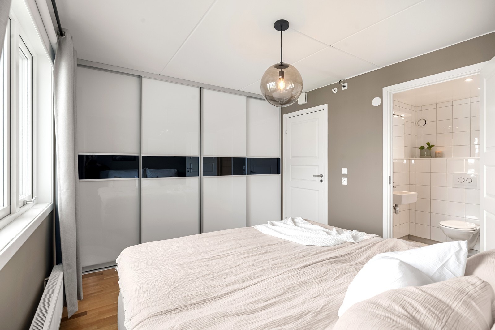 Rikelig med oppbevaring i skyvedørsgarderobe. Galleribilde