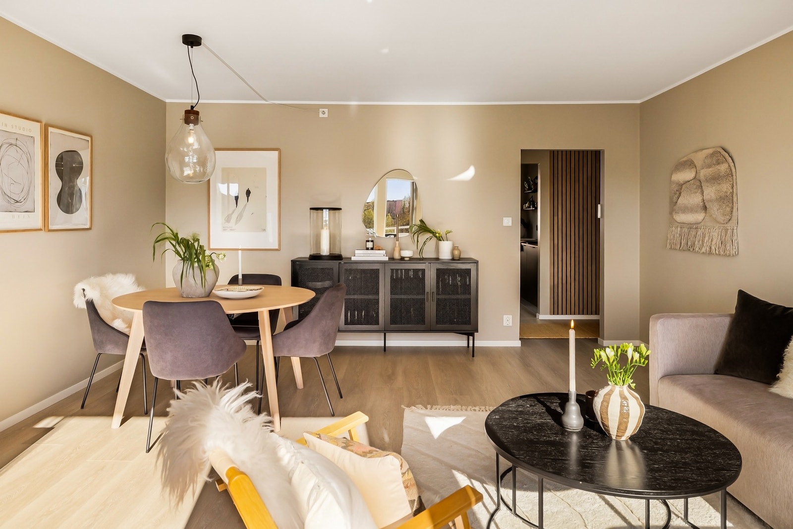 - Stuen har god plass til både sofa, spisebord og annet møblement - Galleribilde