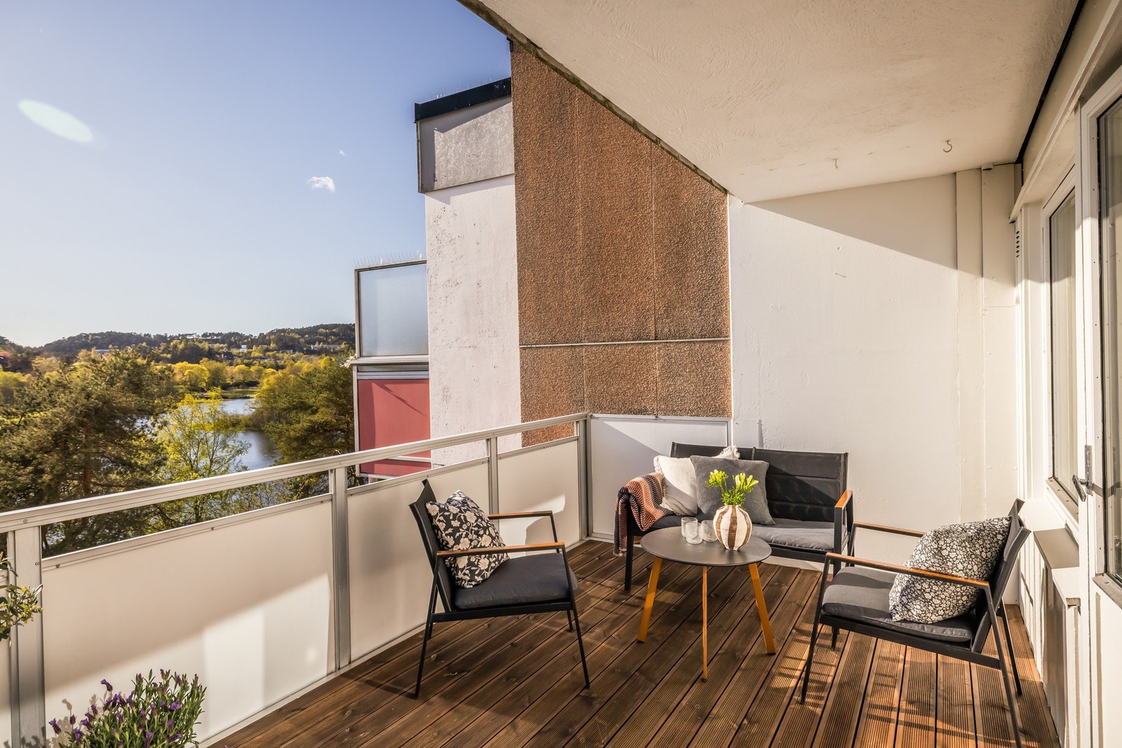 - I 2021 ble det lagt nye terrassebord av typen "Møre Royal" på balkongen - Galleribilde