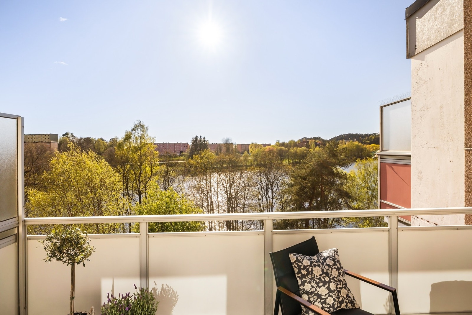 - Herlig balkong på 13 kvm med sol fra tidlig formiddag til kveld - Galleribilde