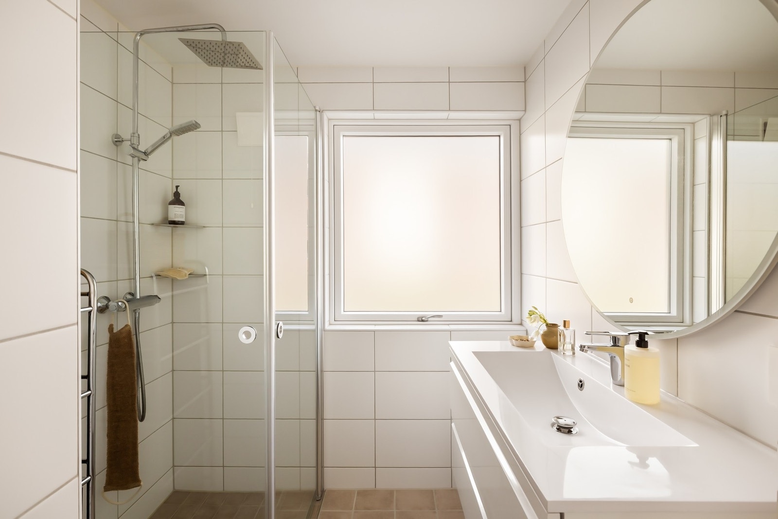 - Badet har stort baderomsmøbel med skuffer og et lekkert rundt speil med integrert belysning - Galleribilde