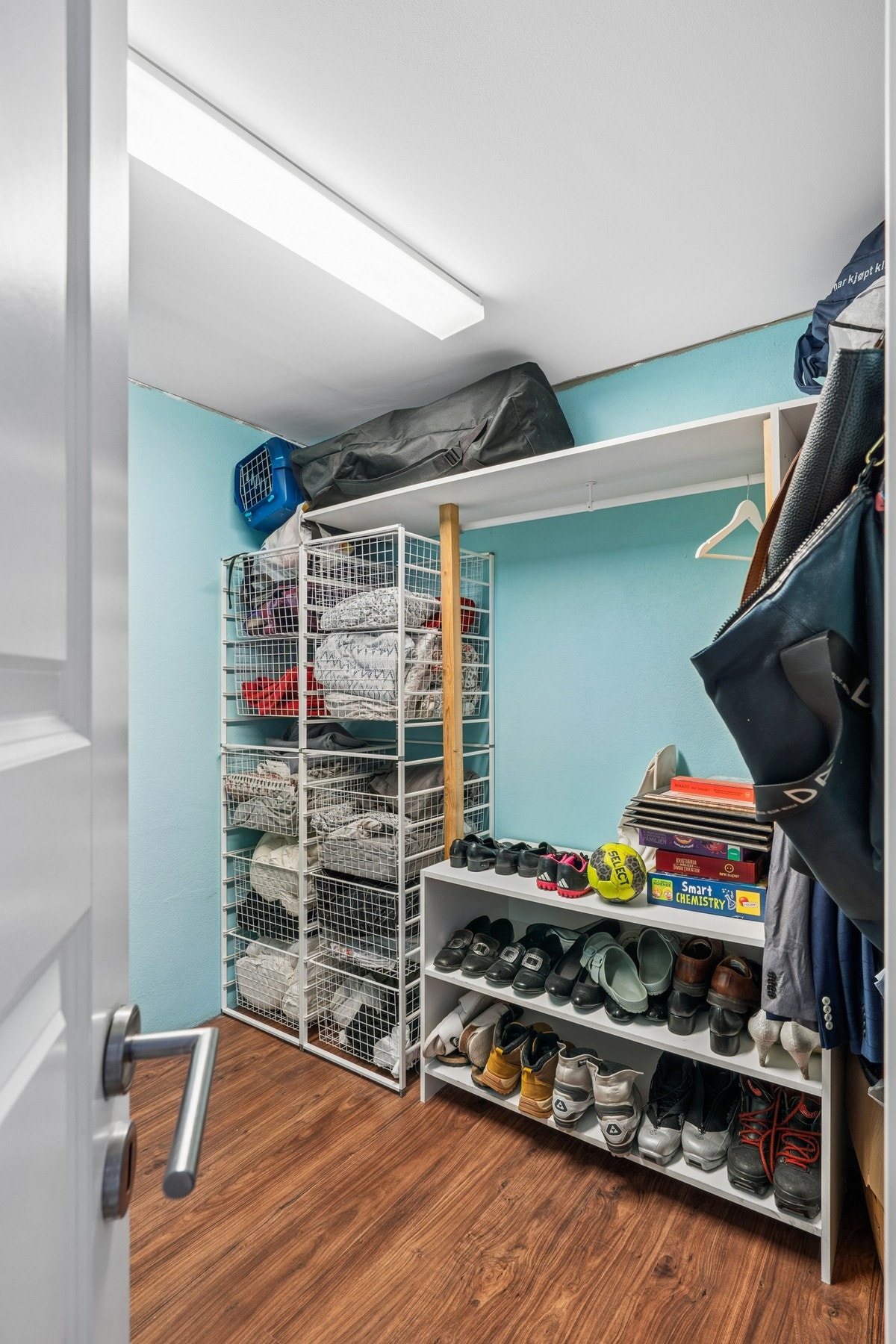 Boligen har tre boder i underetasjen som gir rikelig med lagringsplass. Galleribilde