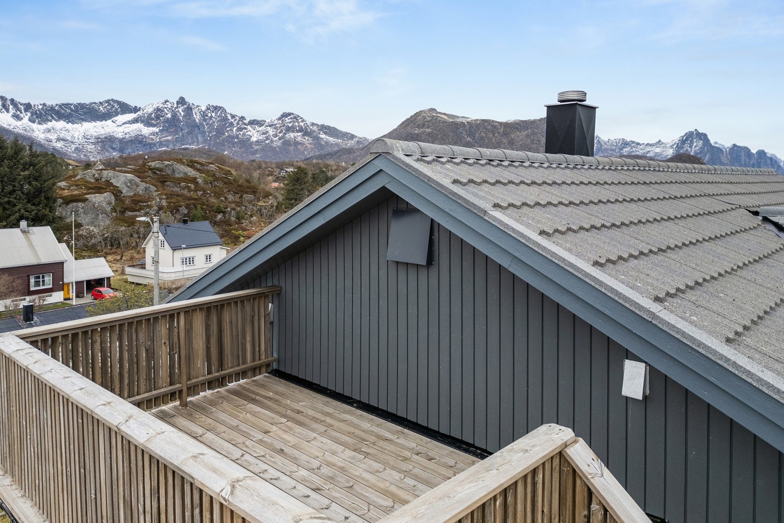 Taket ble skiftet i 2014 og er tekket med steinbelagte stålplater av typen Powertekk. Galleribilde