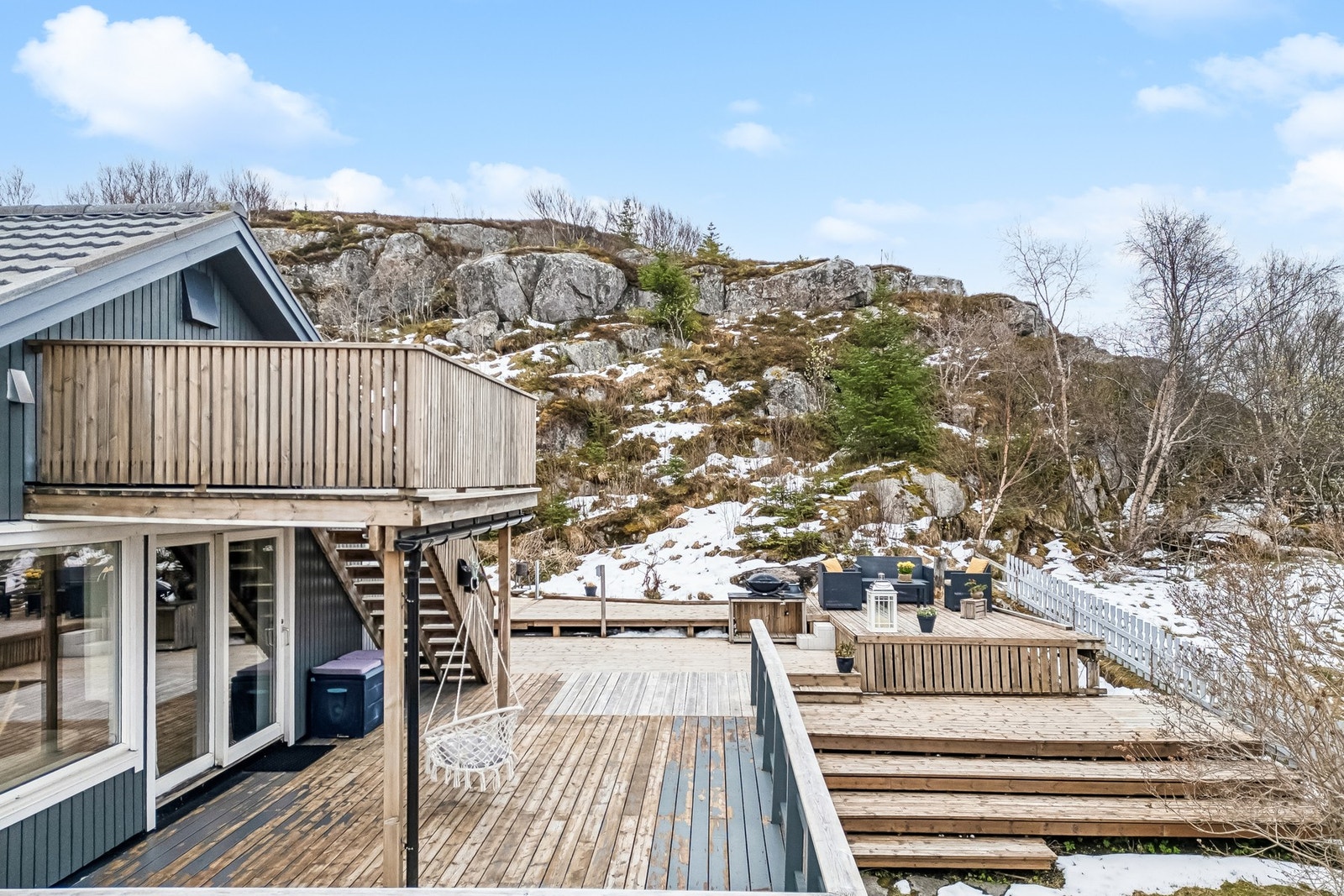 Terrassen strekker seg over flere nivåer og følger det skrånende terrenget. Galleribilde