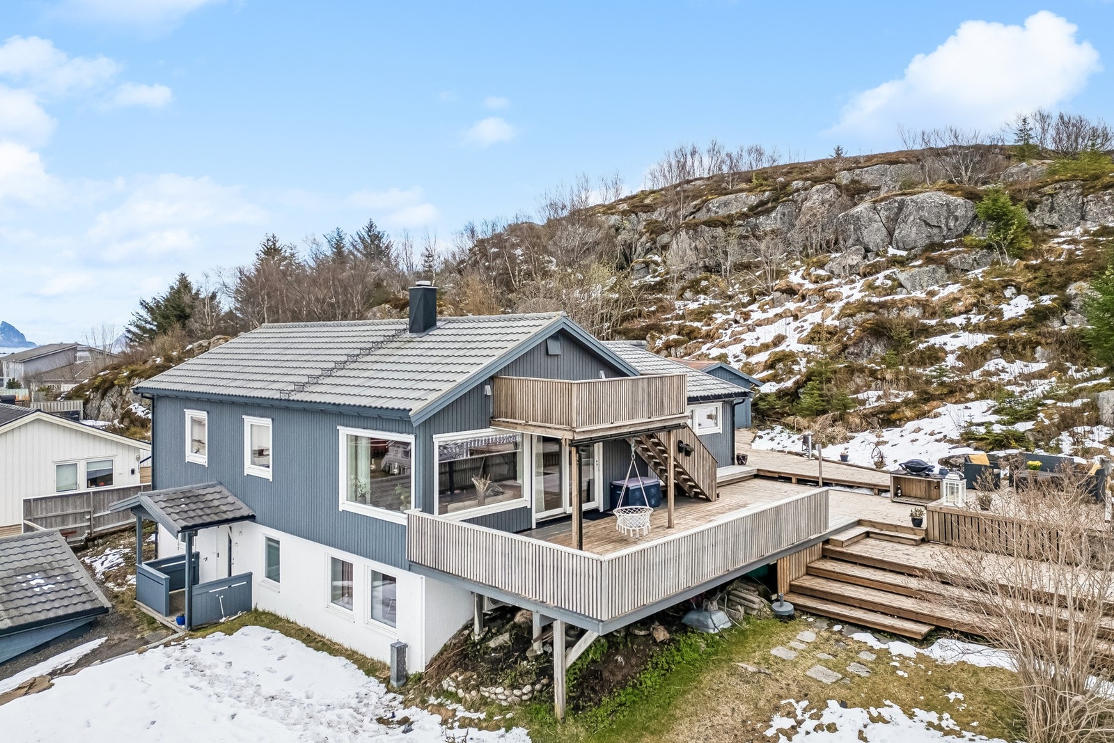 En romslig og innholdsrik enebolig som er modernisert opp gjennom årene. Galleribilde