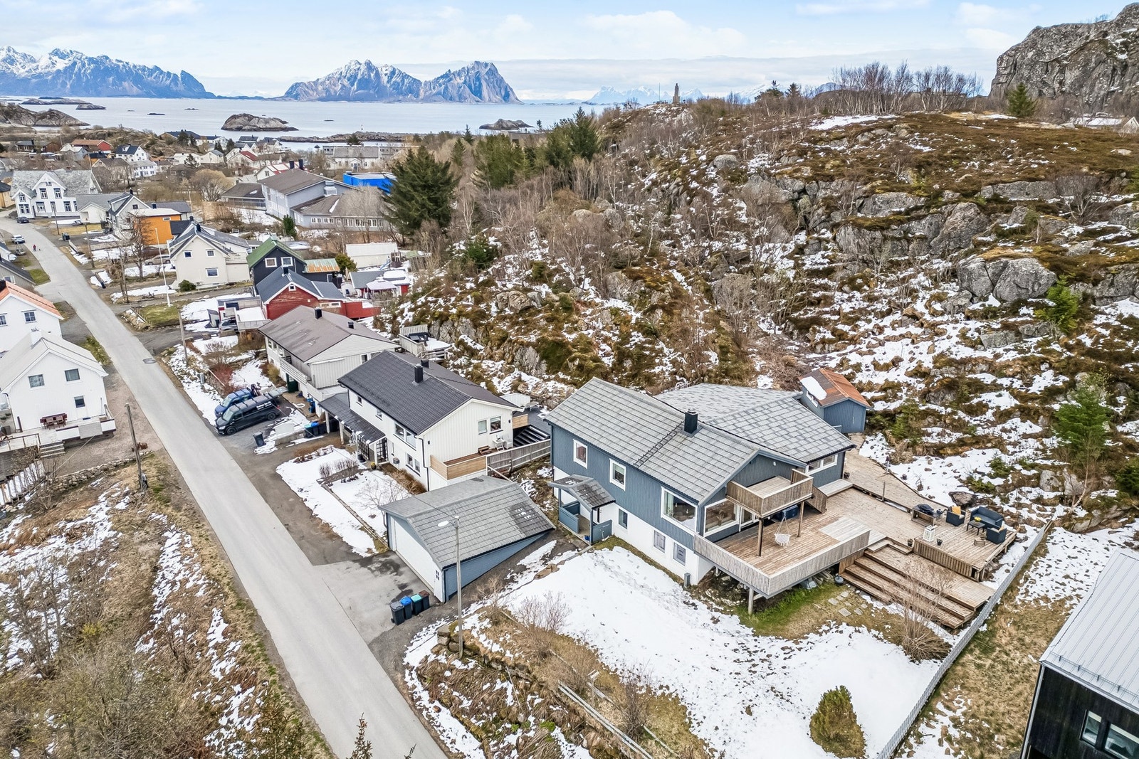 Velkommen til Olsnesveien 23 - Presentert av EiendomsMegler1 Svolvær. Foto: EFKT Galleribilde