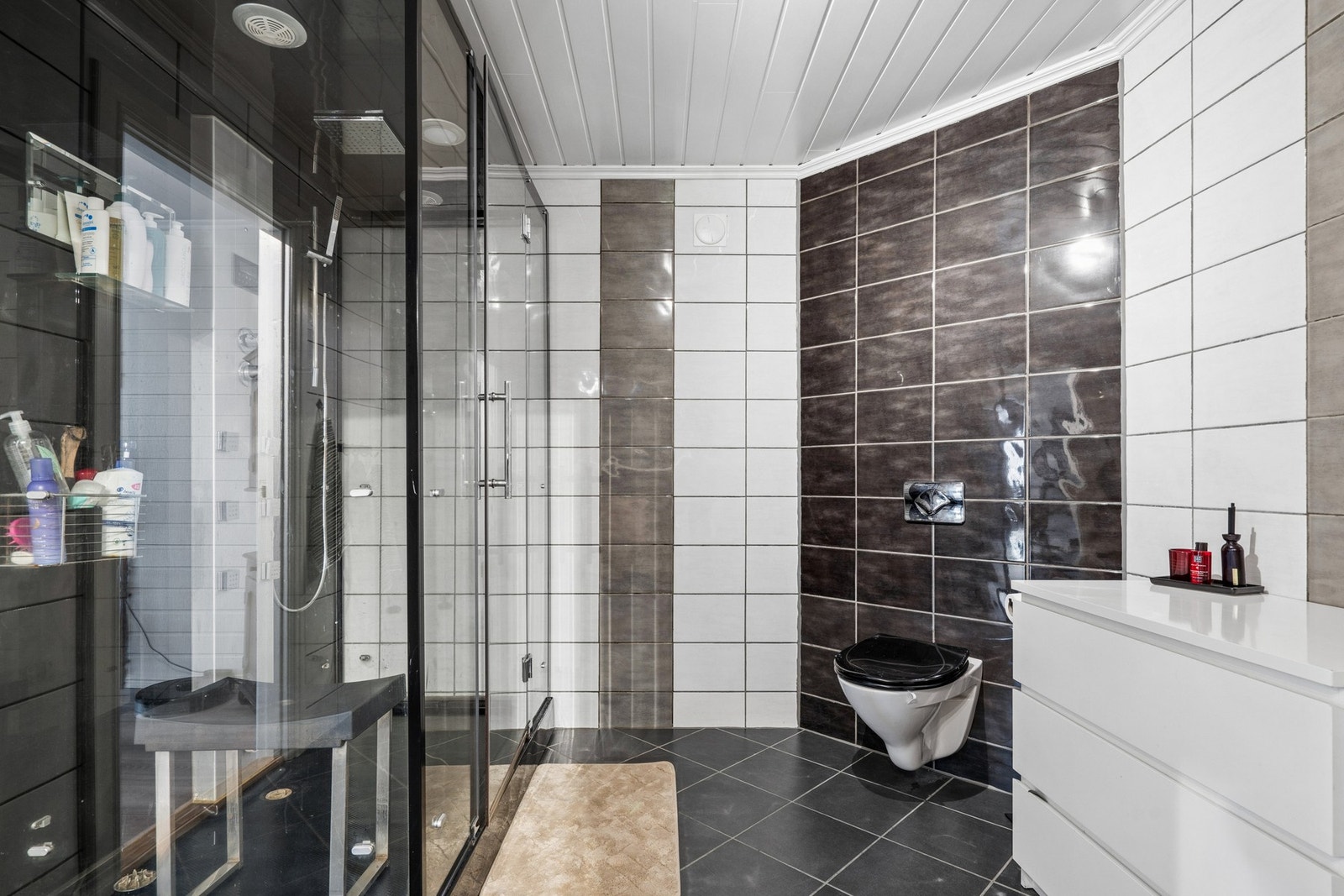 Badet i hovedetasjen ble modernisert i 2008 og har flislagt gulv med elektriske varmekabler. Galleribilde