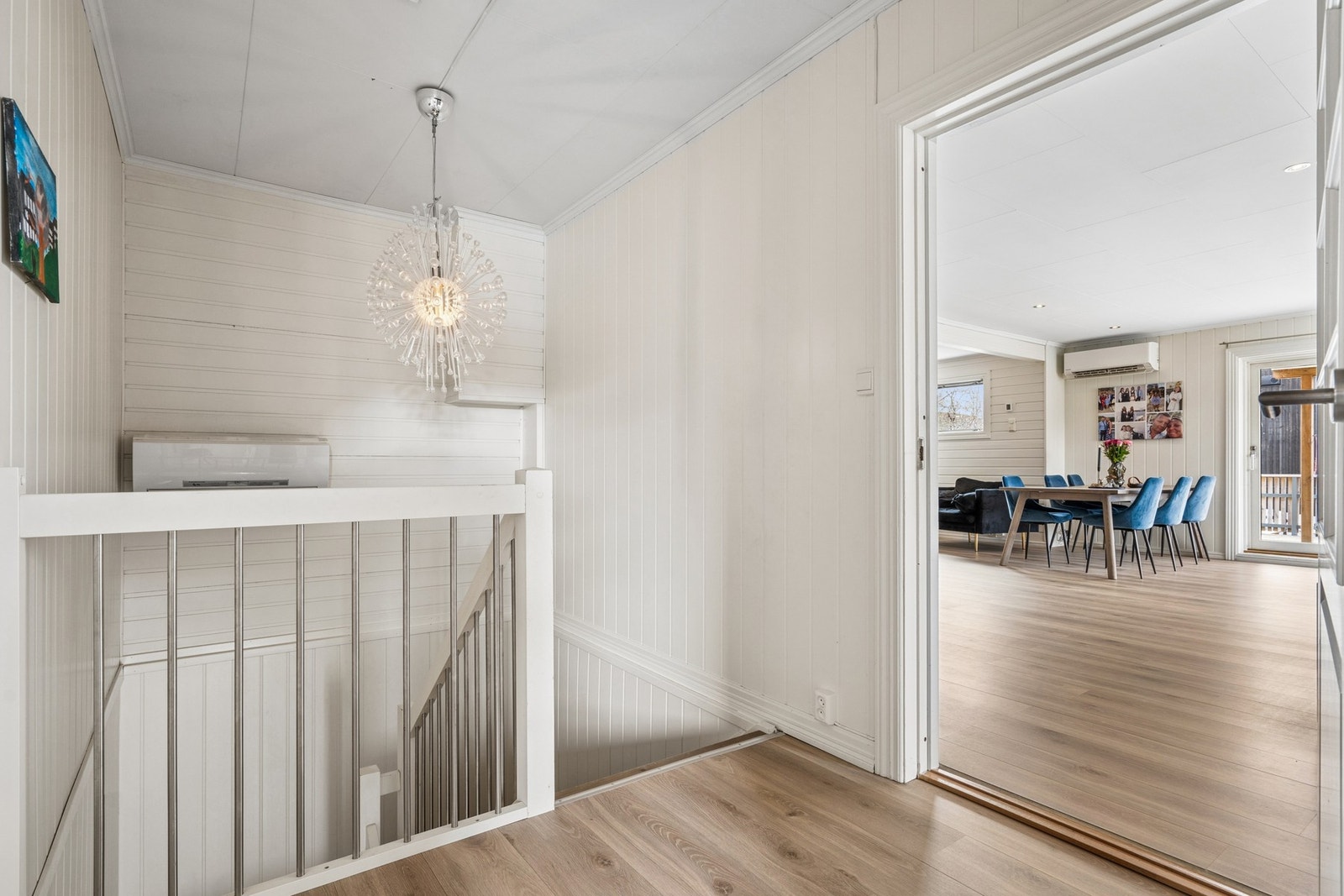 Malt tretrapp forbinder de to etasjene i boligen. Galleribilde