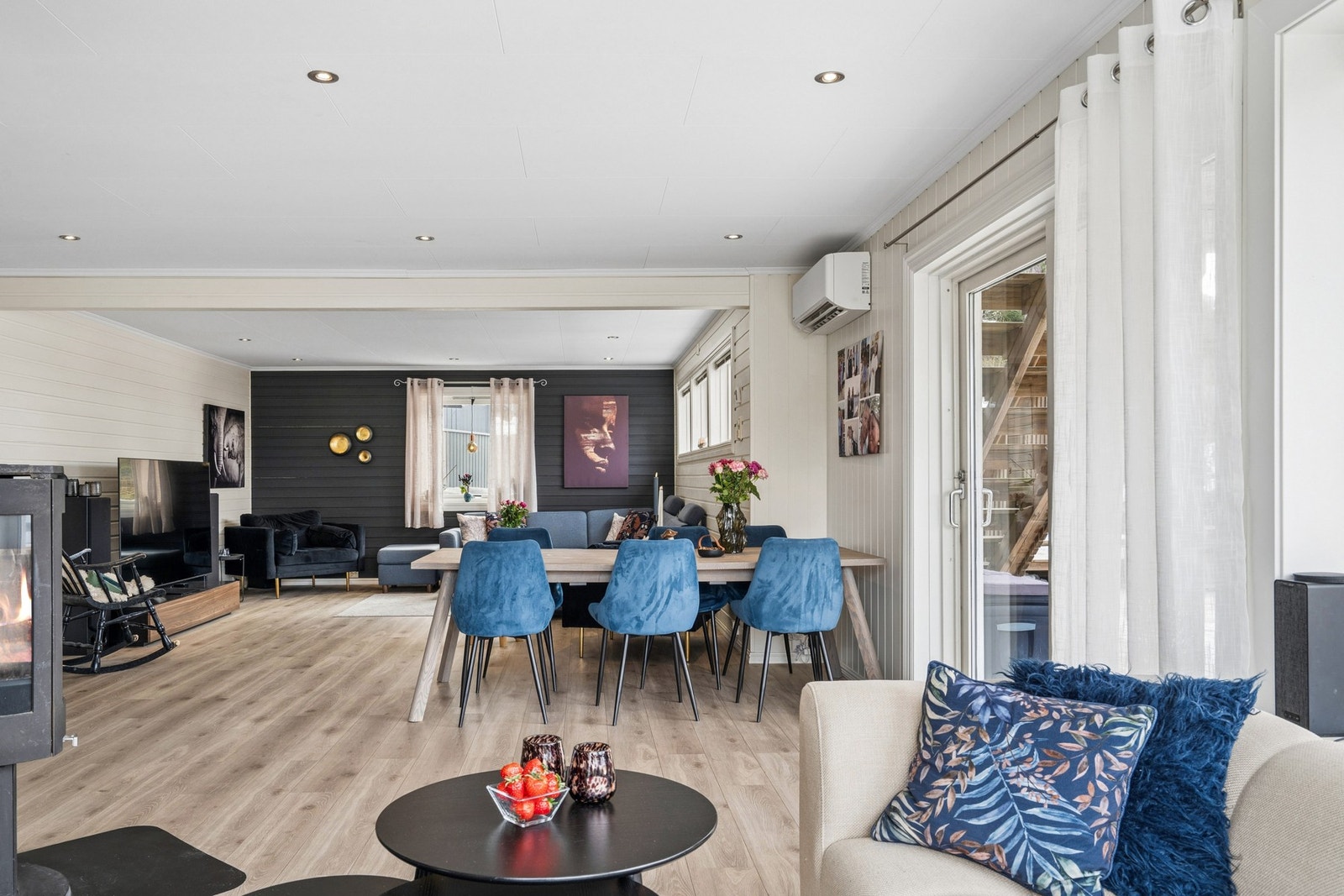 Den åpne planløsningen gir en sosial og luftig atmosfære i boligens hovedetasje. Galleribilde