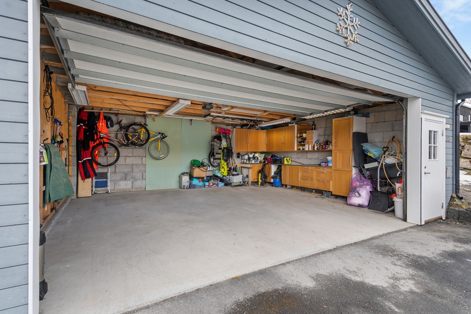 Garasje på 43 m² bygget i 2010, med innlagt strøm og elektrisk port. Galleribilde