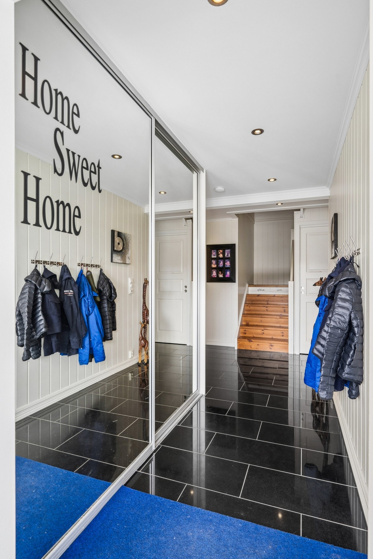 Skyvedørsgarderobe med speilfronter gir rikelig med oppbevaring i gangen. Galleribilde