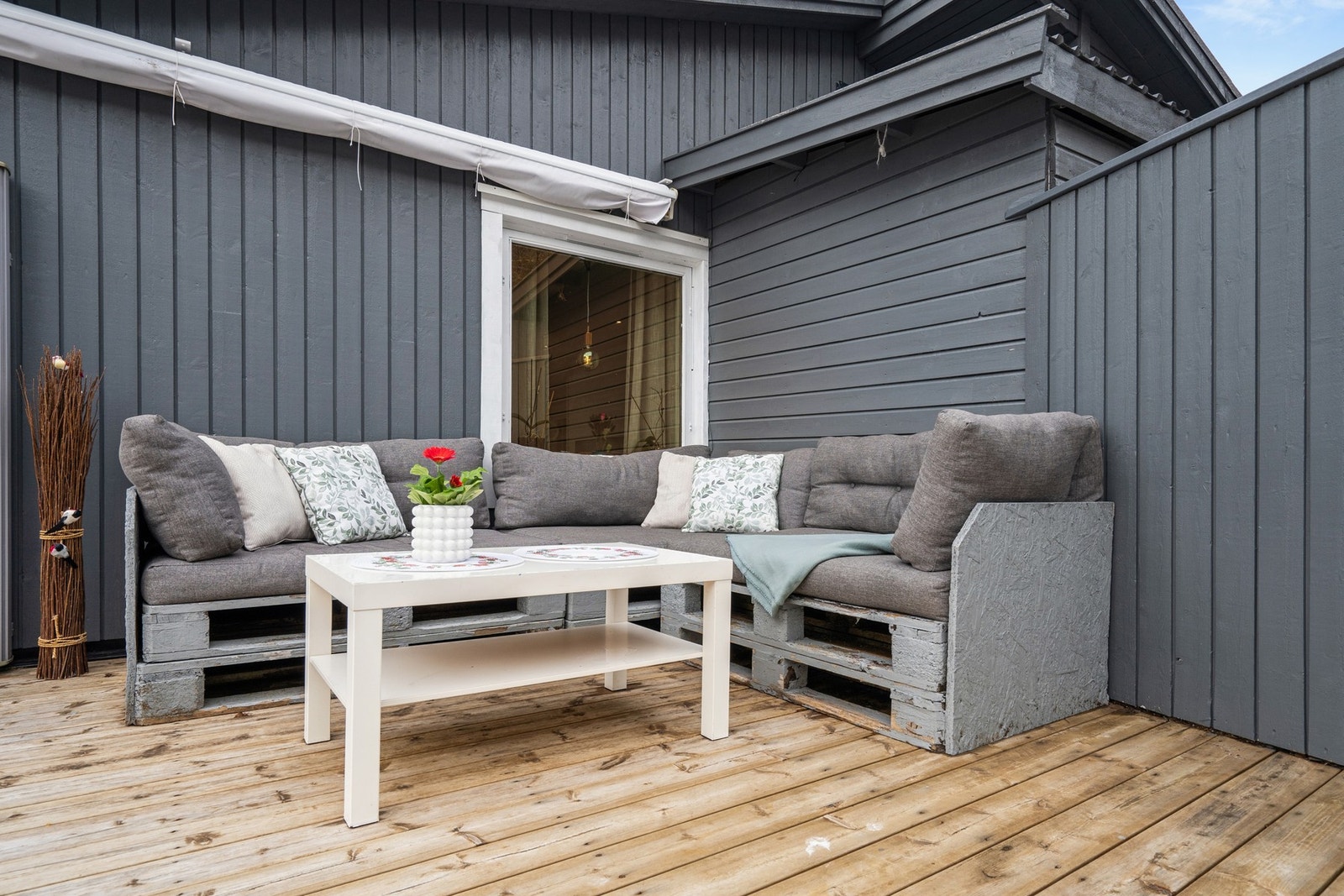 En lun krok på terrassen, perfekt for en utendørs sofagruppe. Galleribilde