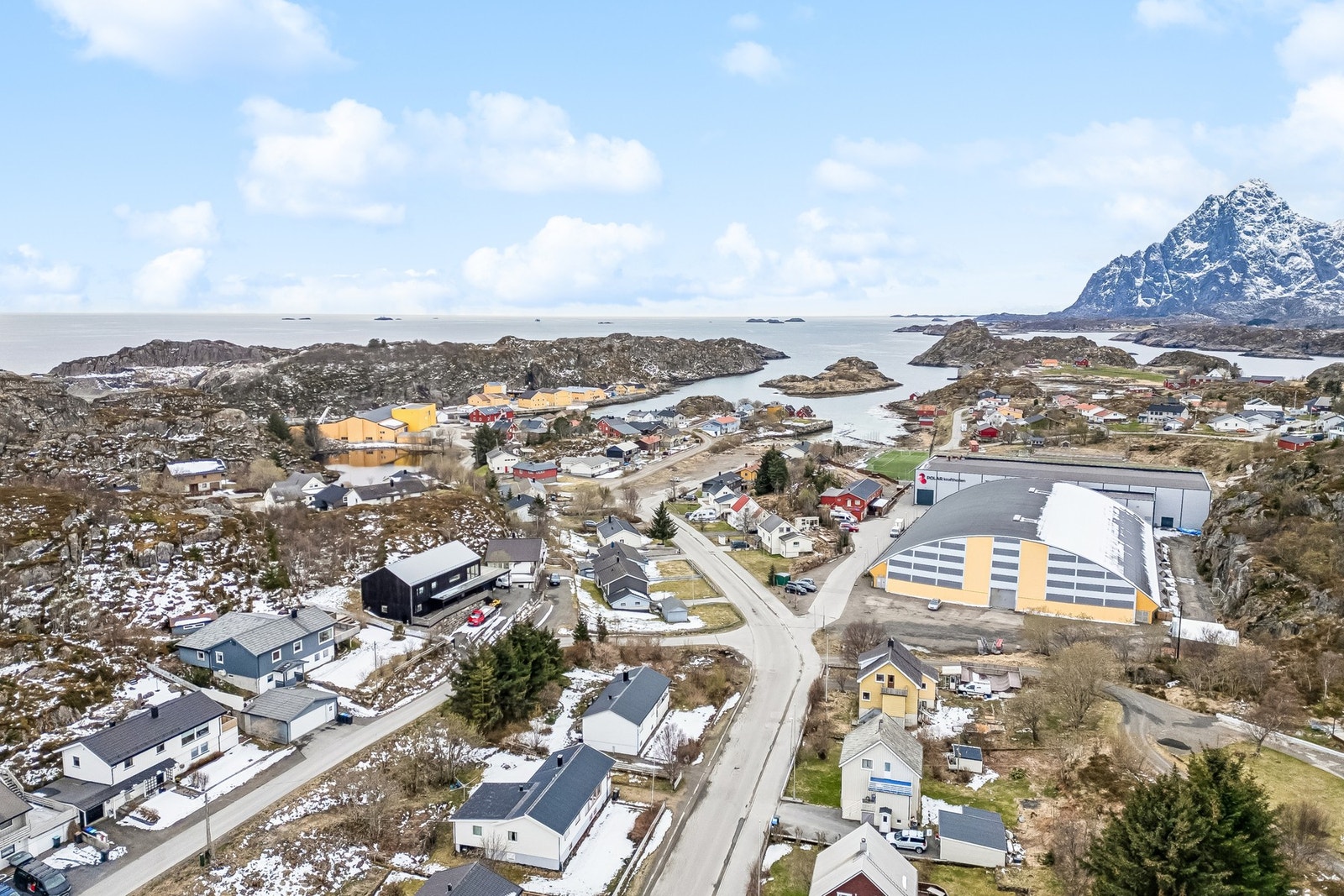 Eiendommen ligger i gangavstand til skoler, barnehager og idrettsanlegg som Vågar flerbrukshall og Kabelvåg stadion. Galleribilde