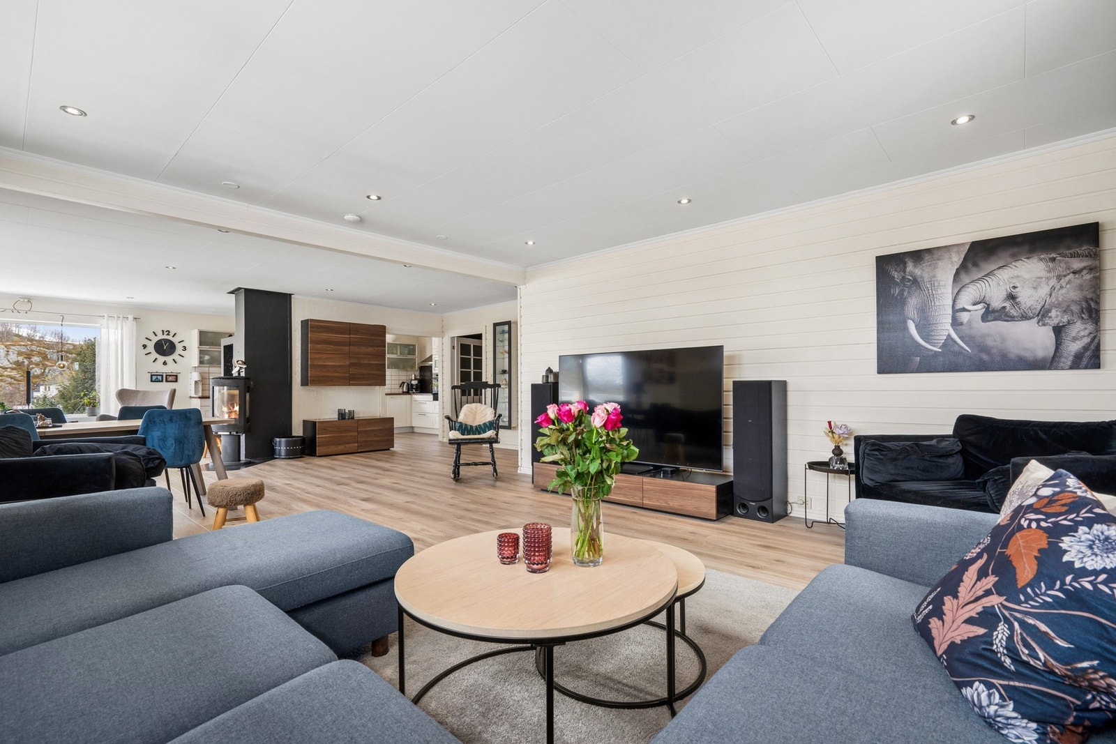 Et romslig oppholdsrom med god plass til flere sittegrupper. Galleribilde