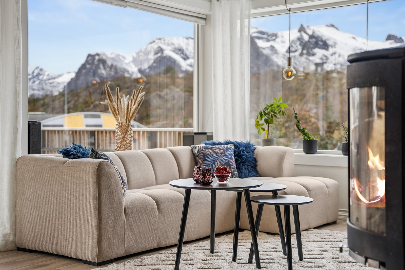 Gjennom de store vindusflatene har man vakker utsikt mot de omkringliggende fjellene. Galleribilde