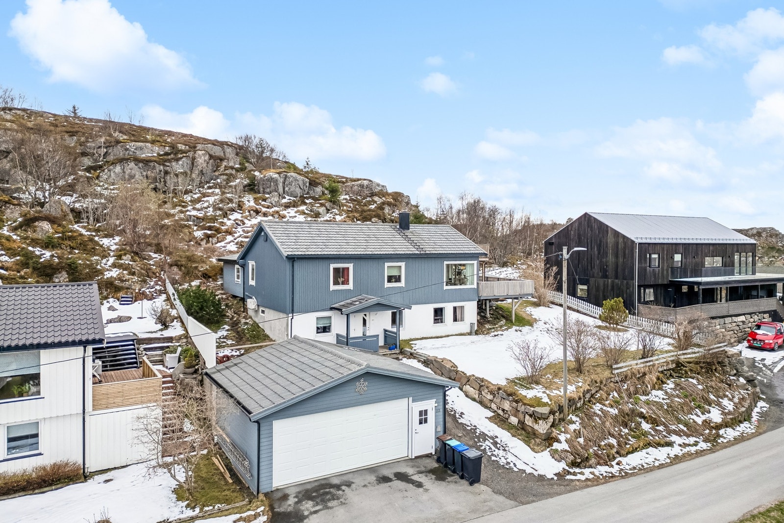 Kabelvåg sentrum byr på nisjebutikker, matbutikk, kafeer, spisesteder og galleri. Galleribilde