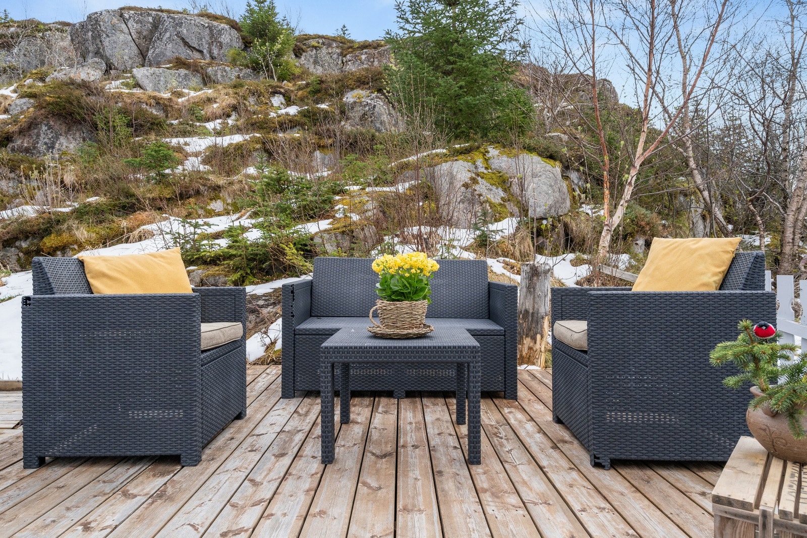 Uteplassen er bygget i impregnerte materialer og gir god plass til flere sittegrupper. Galleribilde
