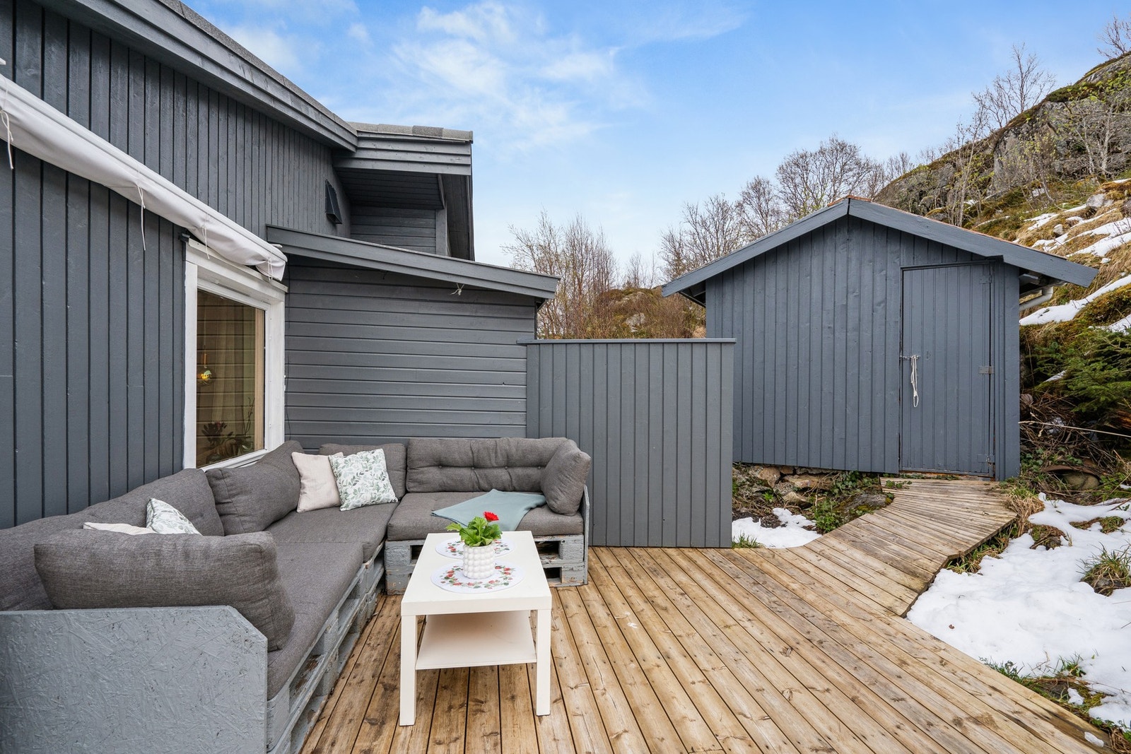 Flere soner på uteplassen gir mulighet for både sofagruppe og spisebord. Galleribilde