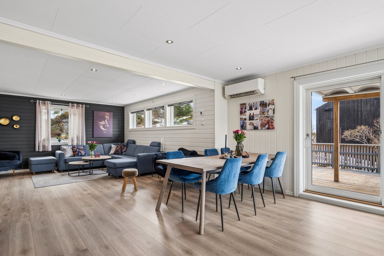 Fra spisestuen er det utgang til en romslig terrasse. Galleribilde