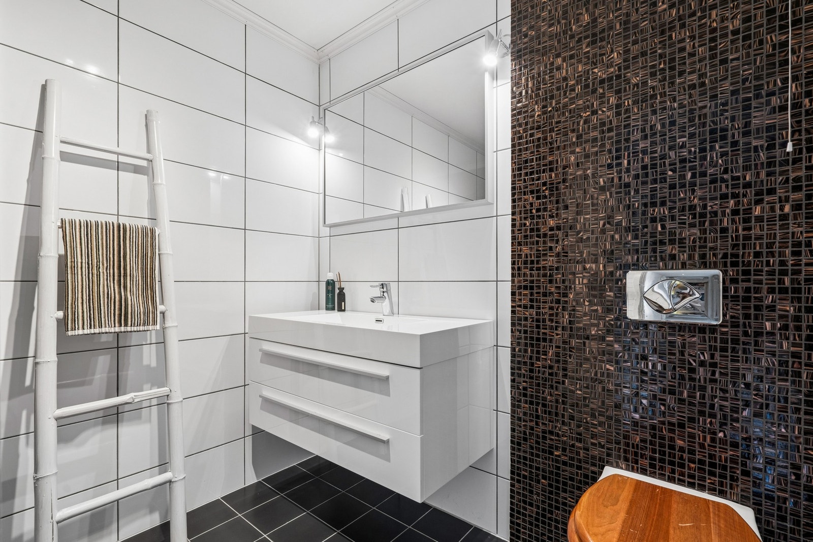 Badet i underetasjen har flislagte overflater og elektriske varmekabler. Galleribilde