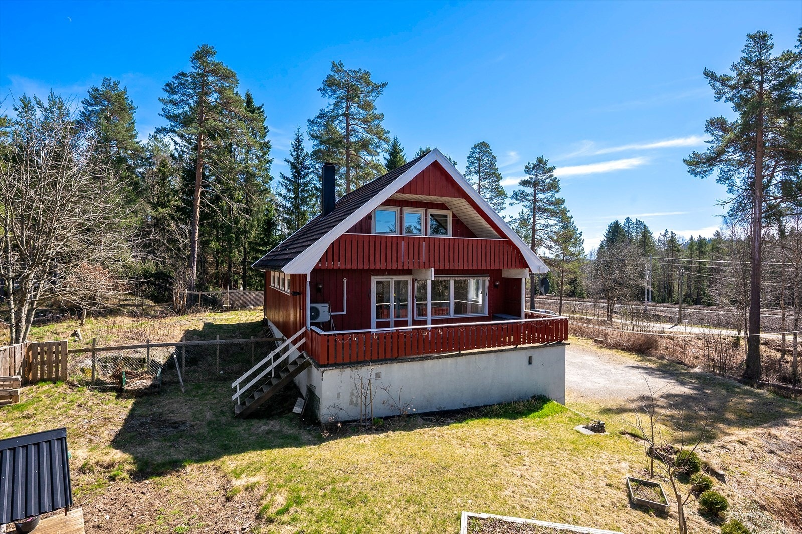 Eiendommen har stor tomt, usjenerte uteplasser og gode solforhold! Galleribilde