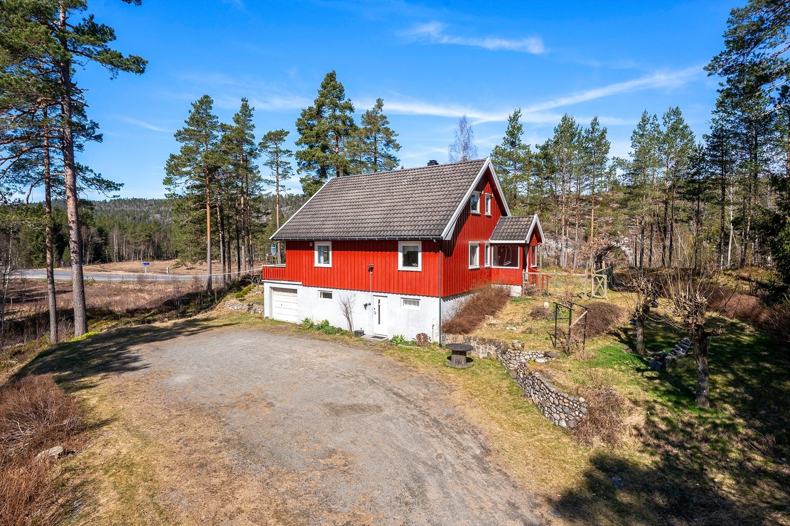 Eiendommen har en romslig og solrik tomt, med naturen som nærmeste nabo Galleribilde