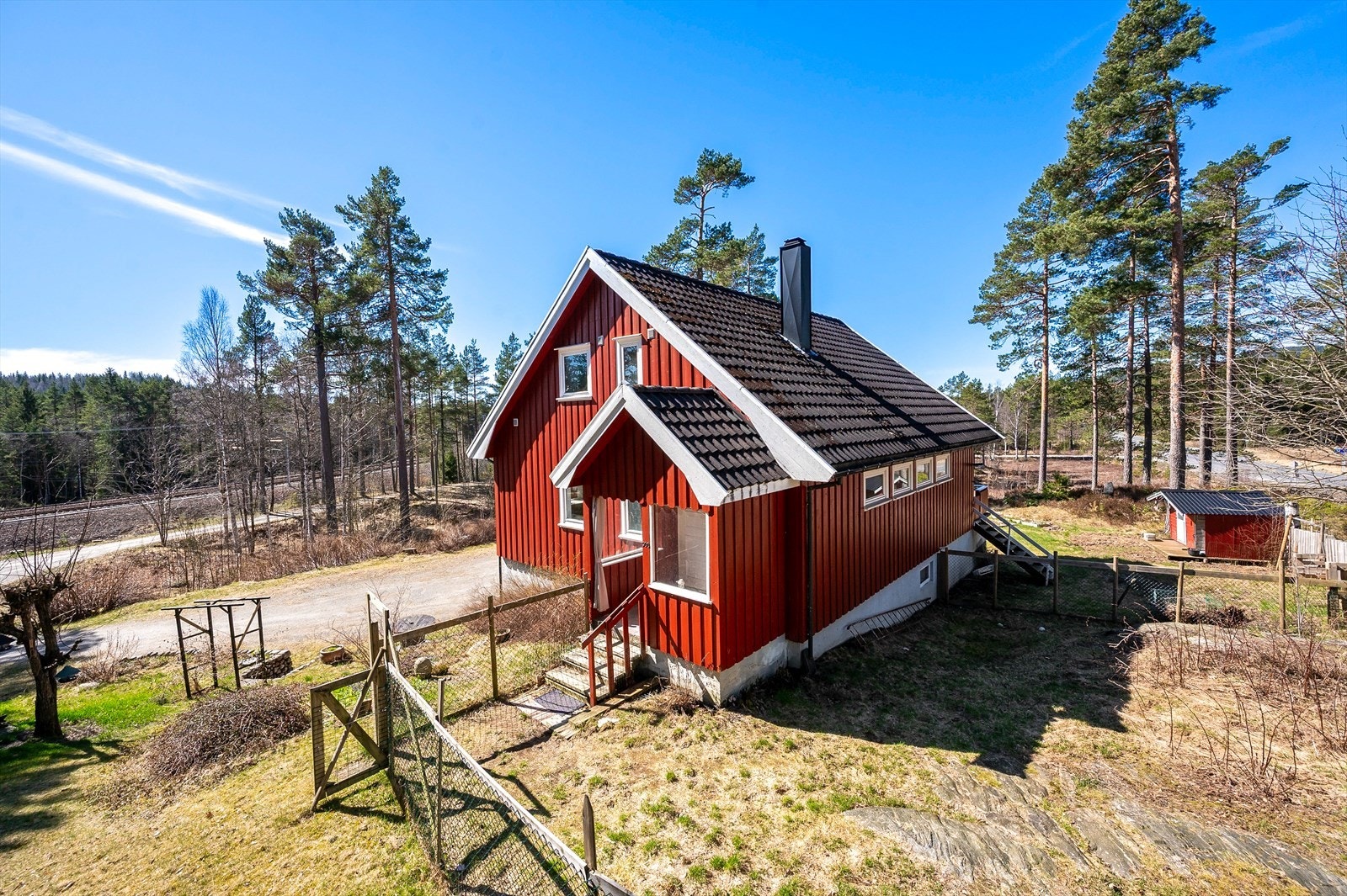 Deler av eiendommen er inngjerdet, perfekt for hunder Galleribilde