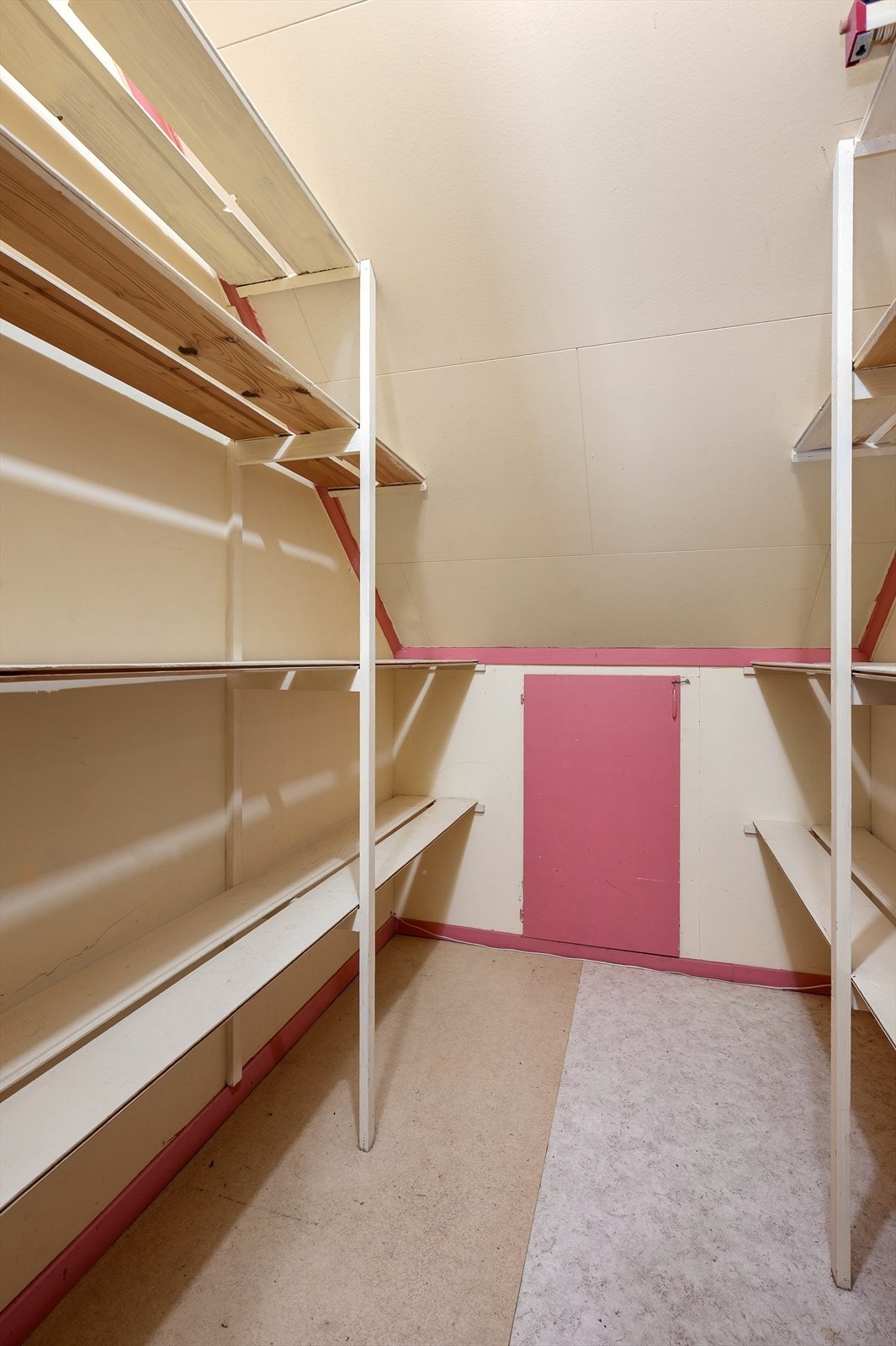 Bod med hyller i loftsetasjen Galleribilde