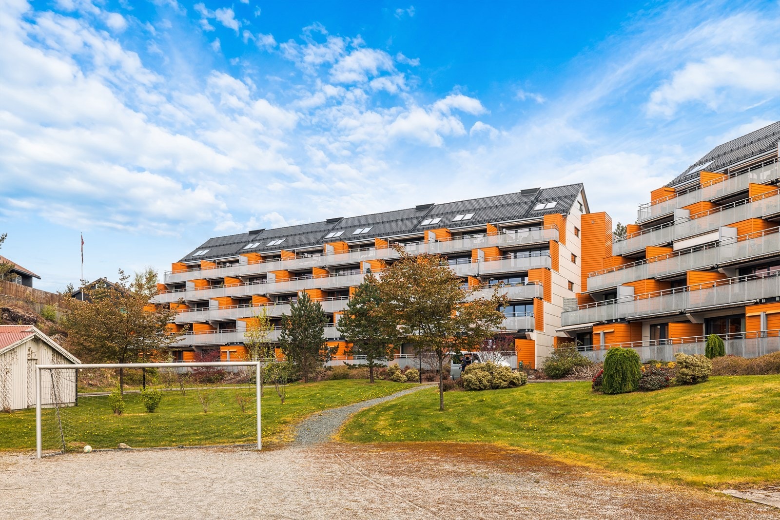 Bussholdeplassen Sandsligården er like ved borettslaget, og det er gangavstand til Sandslimarka bybanestopp som tar deg enkelt til flyplassen eller Bergen sentrum. Galleribilde