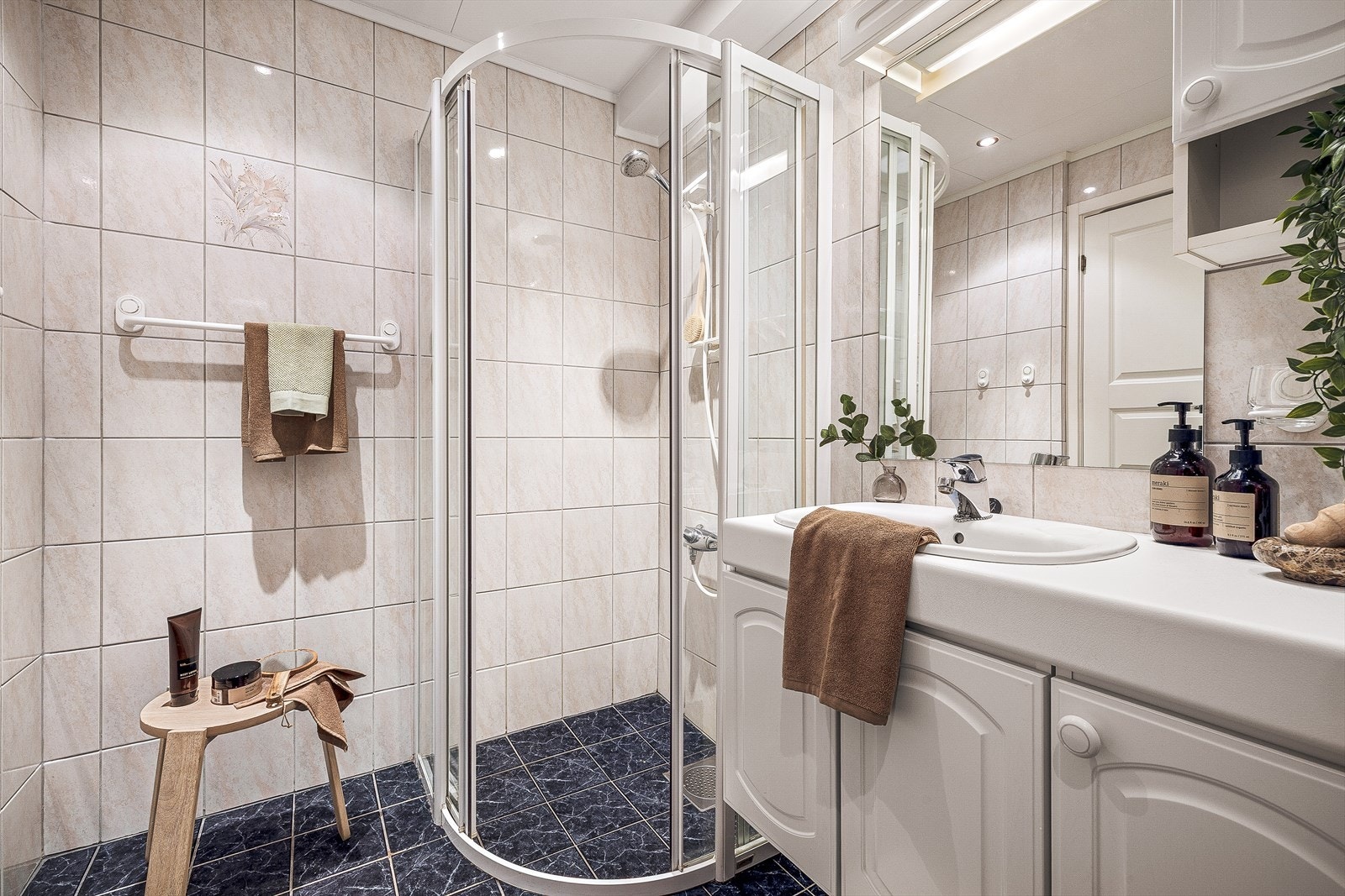 Badet er helfliset med varme i gulv. Galleribilde
