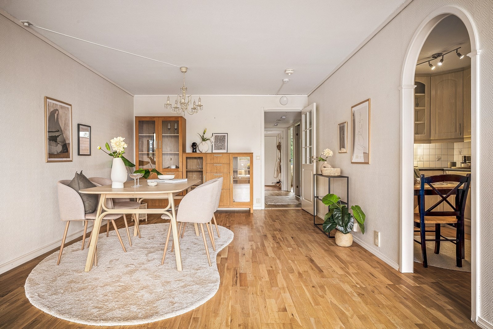 Leiligheten har en generøs størrelse på 83 kvm med mye potensiale. Leiligheten har behov for noe modernisering. Galleribilde