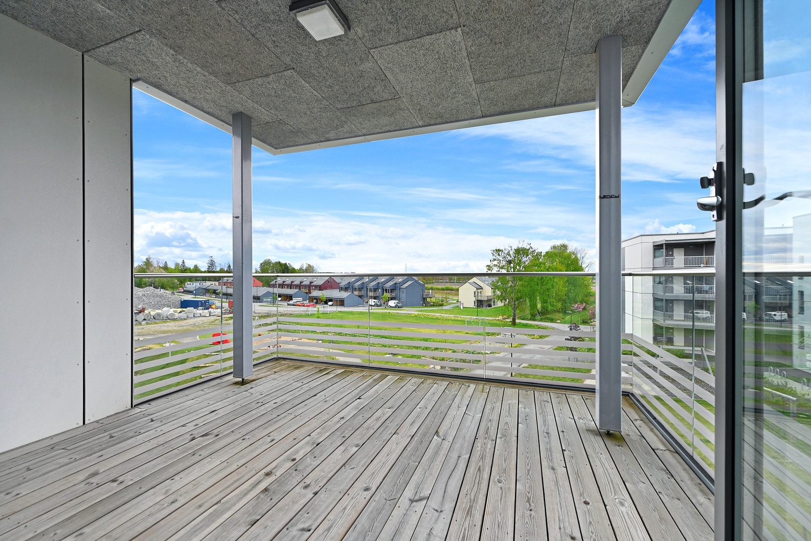 Fra stuen har man tilgang til overbygd balkong på 11 m² med gode solforhold. Galleribilde