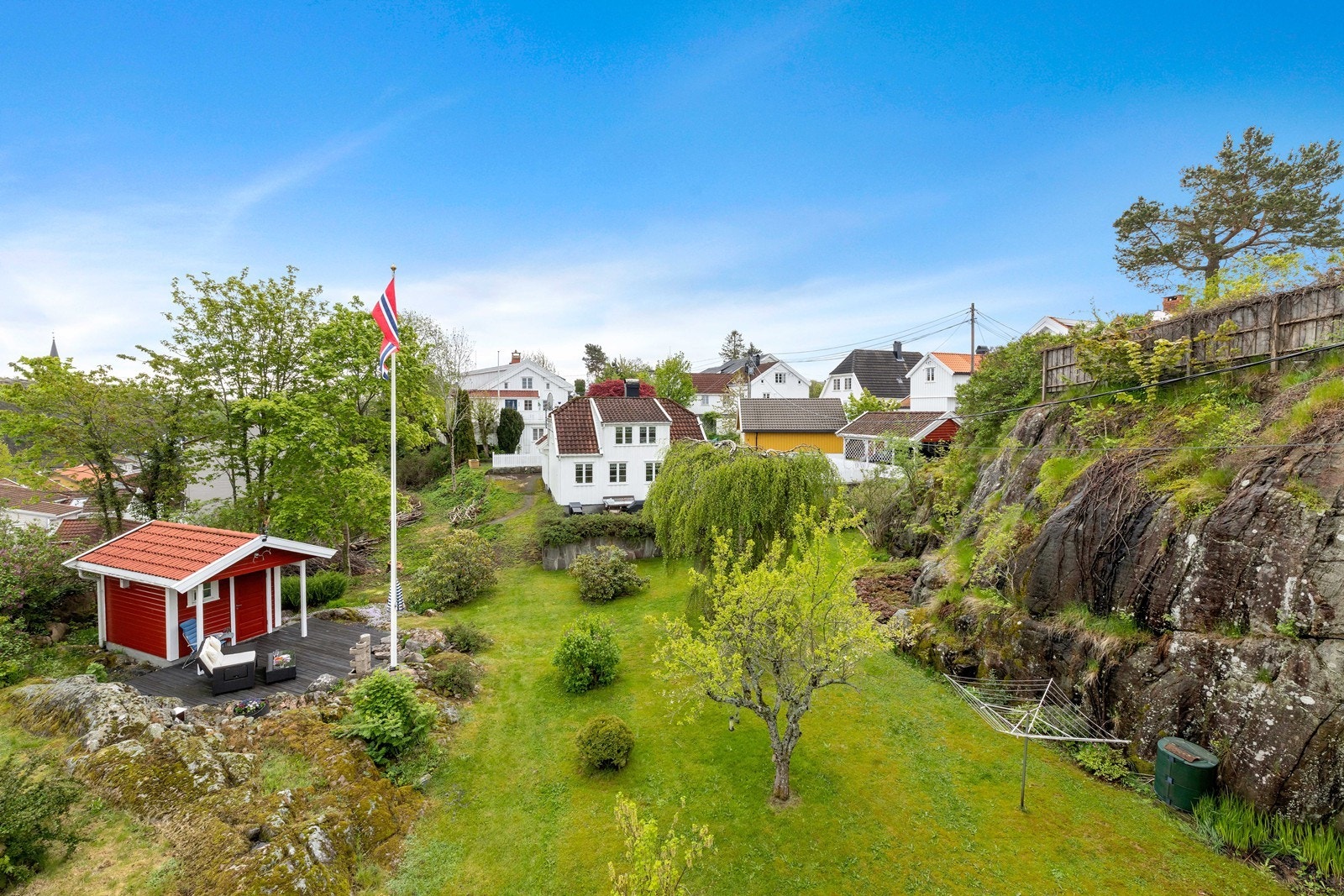 Dette er en eiendom som må oppleves - en sjelden kombinasjon av sentral beliggenhet, romslig tomt, vakker hage og historisk preg. Galleribilde