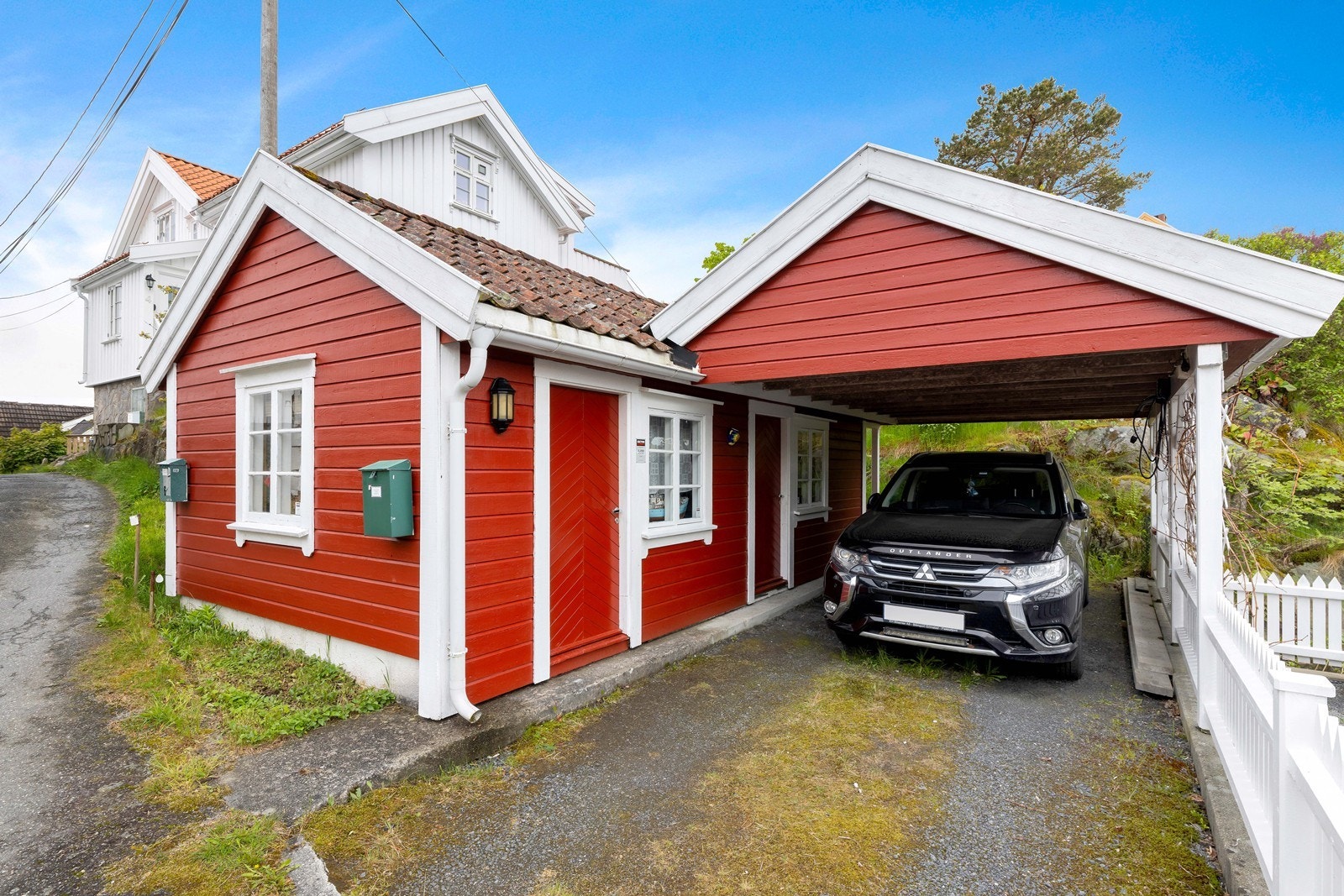 Uthus i god stand, innredet med to rom som gir rikelig med lagringsplass. Galleribilde