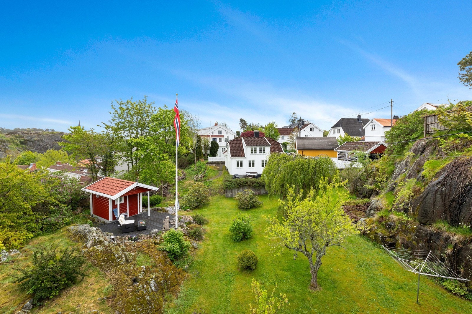 Den fantastiske hagen er frodig, pent opparbeidet og beplantet, og byr på en skjermet atmosfære med meget gode solforhold. Galleribilde