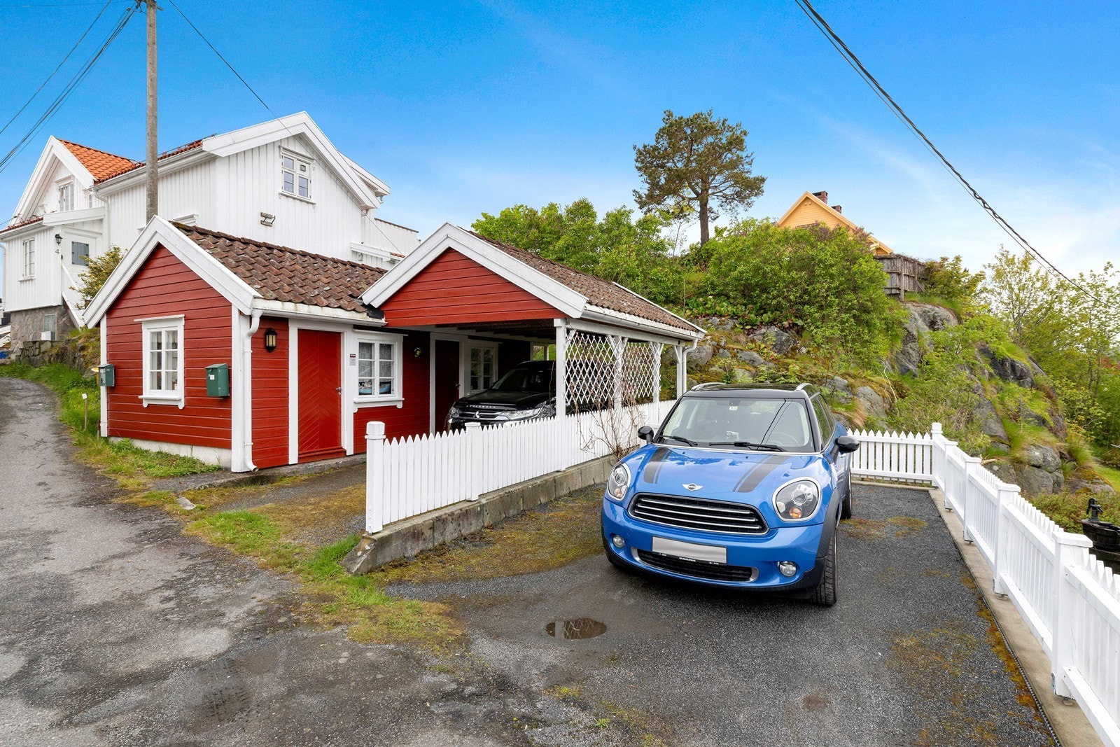 I tilknytning til carporten er det et uthus i god stand, innredet med to rom som gir rikelig med lagringsplass. Galleribilde