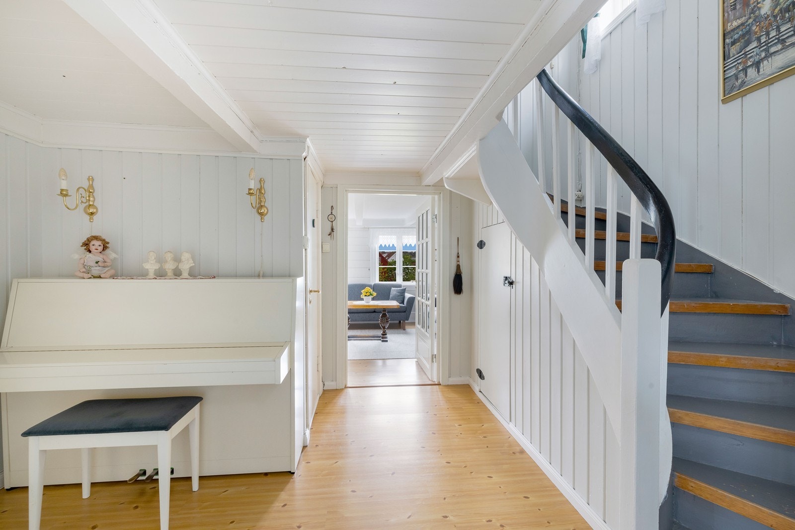 Fra entré og videre inntil stuen. Galleribilde