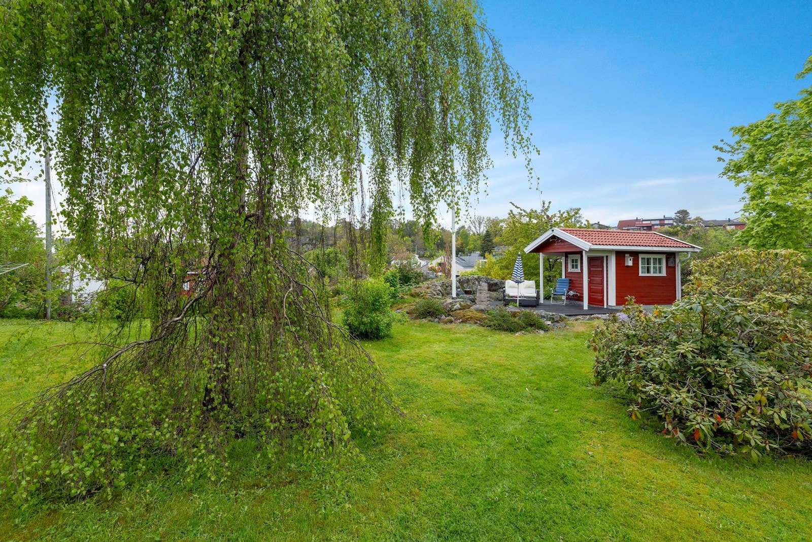 I hagen står også en utebod som harmonerer godt med eiendommens uttrykk og gir fleksibel bruk. Galleribilde