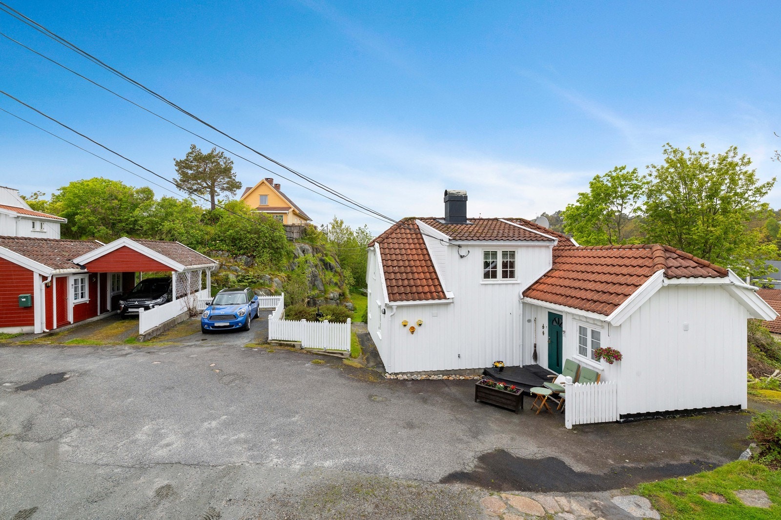 God plass til parkering både i carport og på egen tomt. Galleribilde