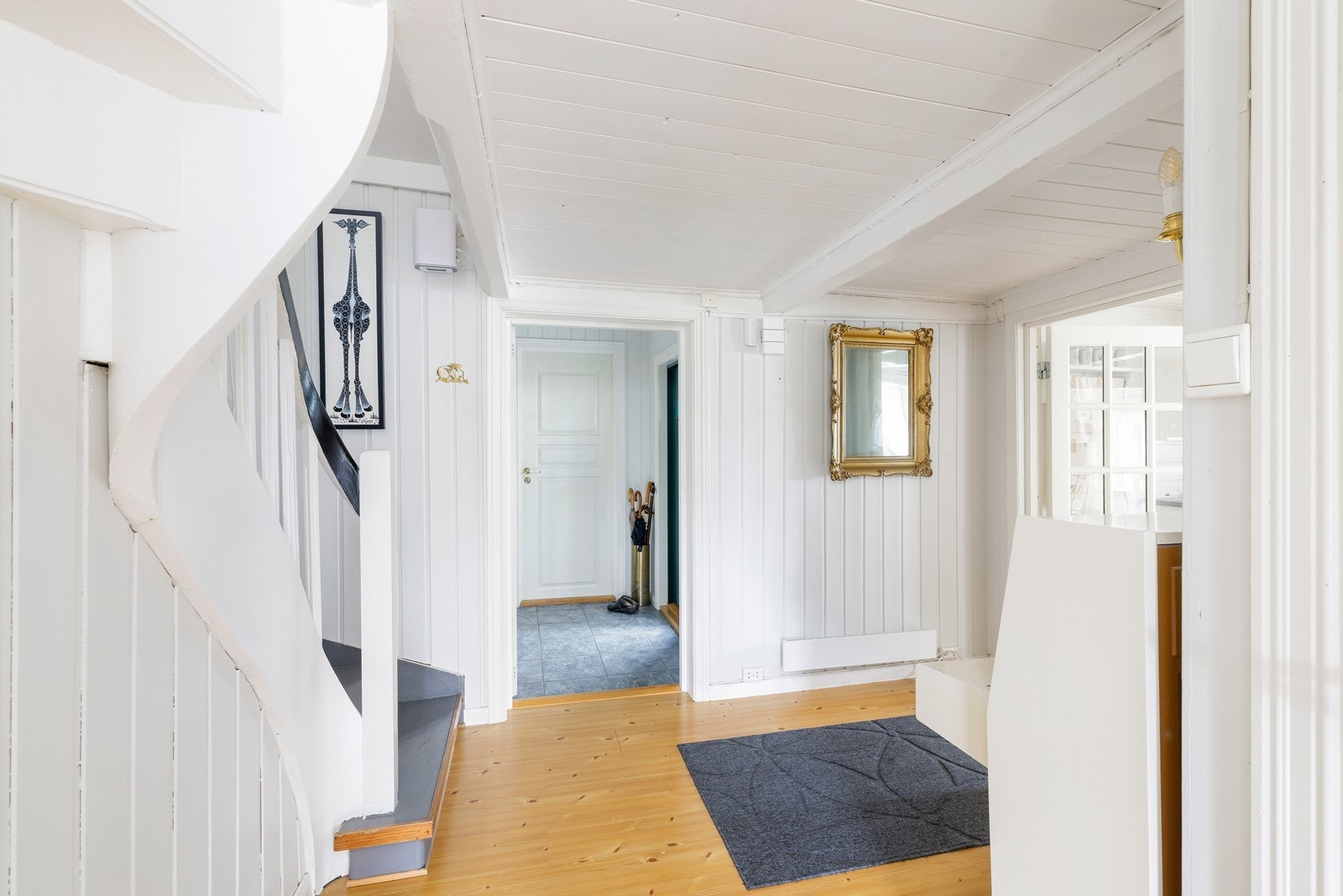 Adkomst til gjeste toalett fra entré. Galleribilde