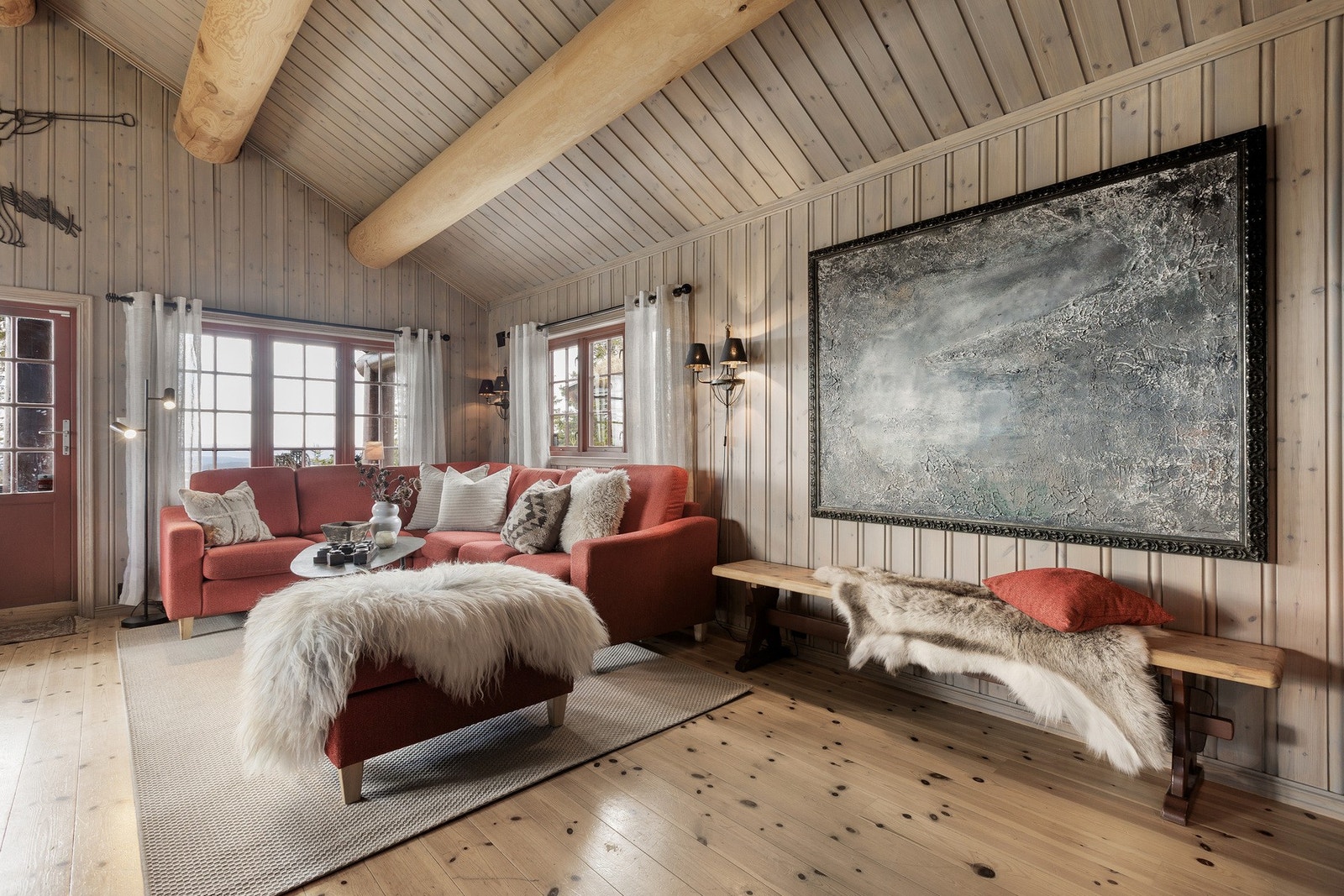 Stuen har flotte detaljer som synlige takåser, brede tregulv og panelte overflater. Galleribilde