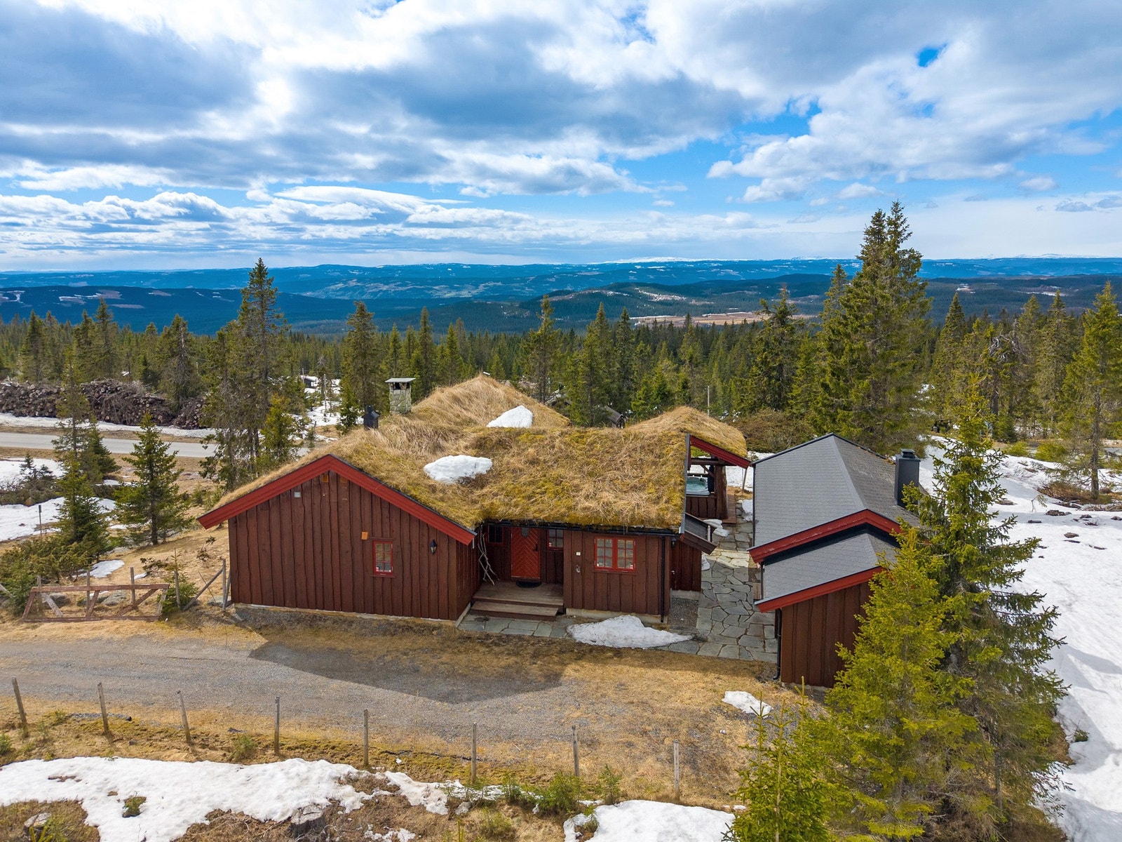 Tunløsningen mellom hytte og anneks gir et skjermet og praktisk uteområde med god adkomst mellom byggene. Galleribilde