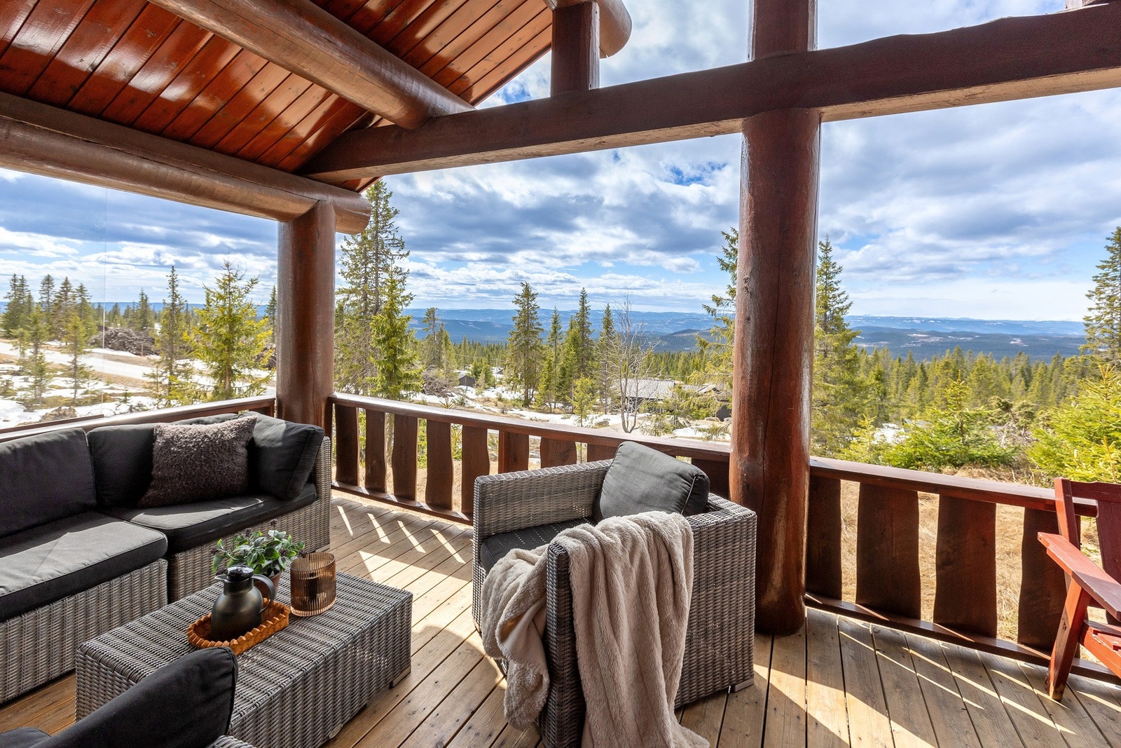 Nydelig utsikt over fjellene og nærområdet fra verandaen som er overbygd. Galleribilde