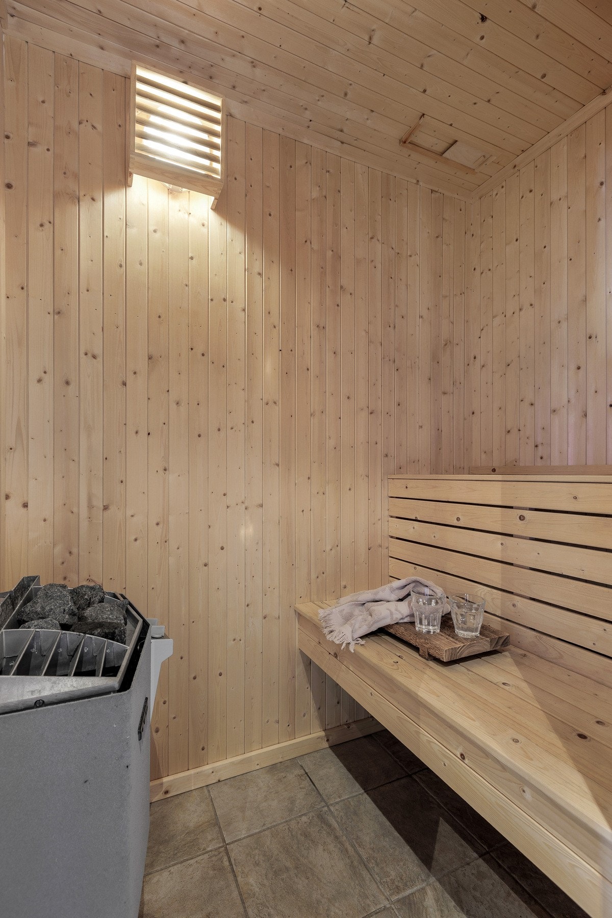 Det er dør fra badet og inn til en deilig badstue. Galleribilde