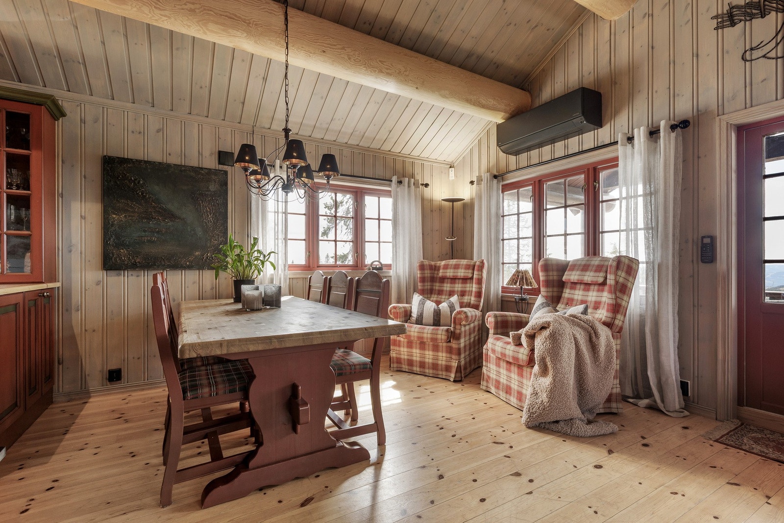 De store vindusflatene slipper inn rikelig med dagslys og gir fin kontakt med naturen utenfor. Galleribilde