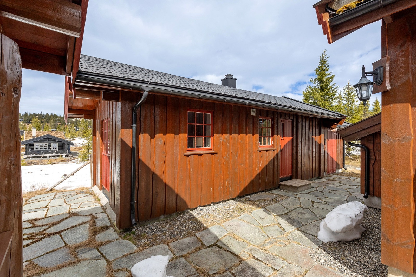 I tillegg har annekset tilhørende bod med separat inngang, som gir gode oppbevaringsmuligheter for ski, turutstyr og annet utstyr. Galleribilde