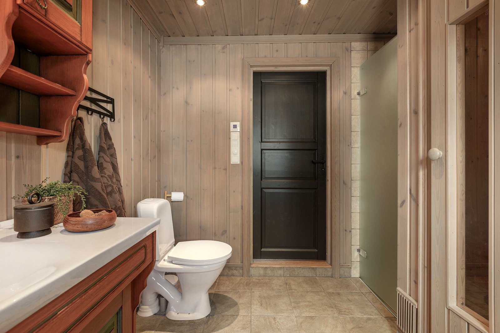 Badet er utstyrt med gulvmontert toalett. Galleribilde