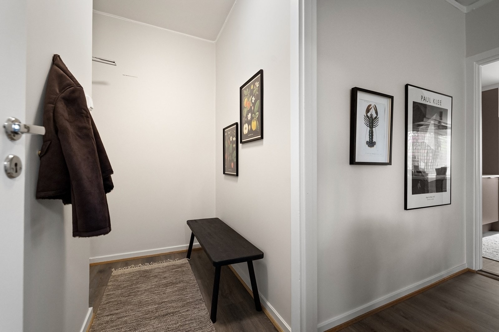 Innbydende entré med plass til å henge fra seg yttertøy. Galleribilde