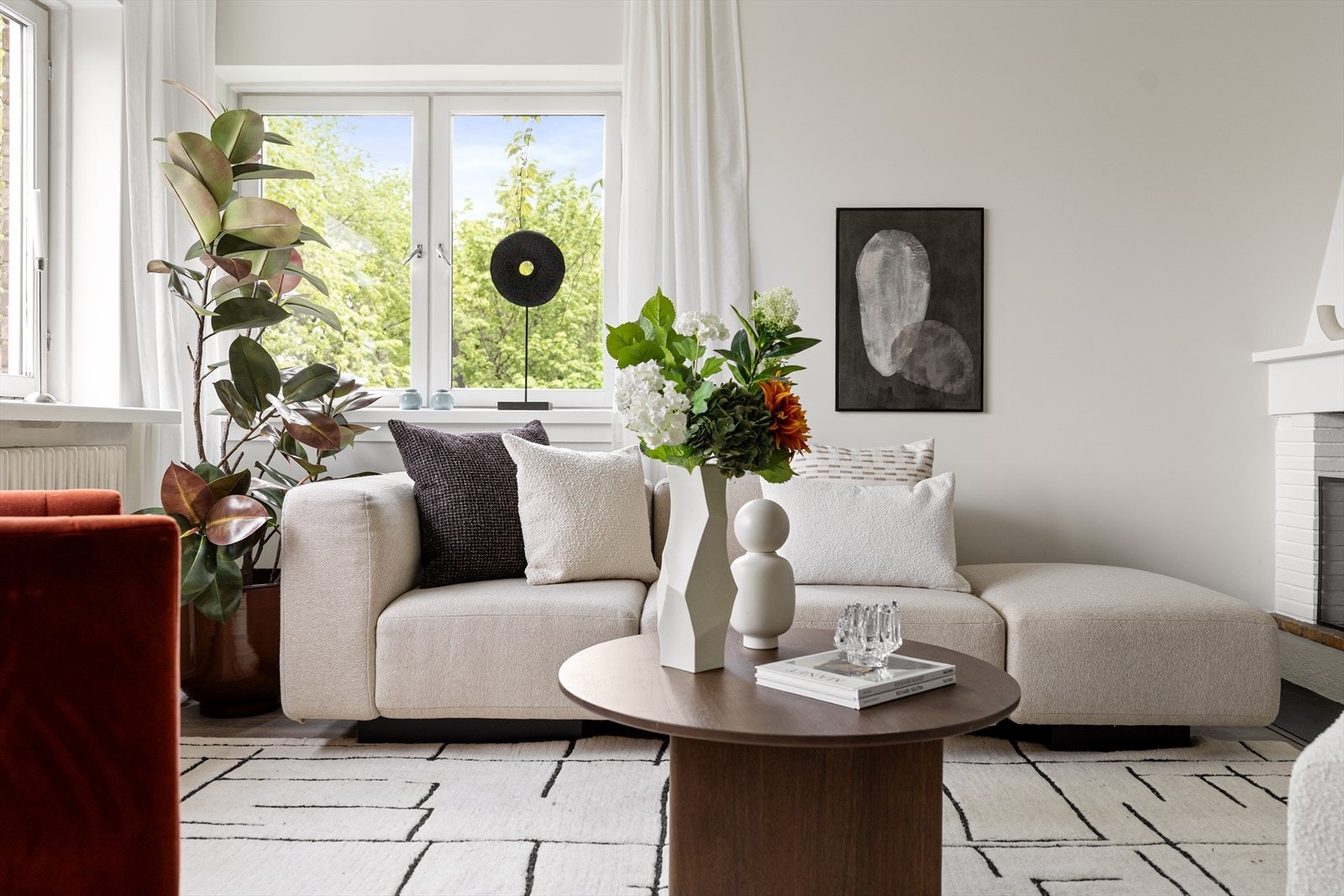 Oppvarming via radiatorer tilknyttet felles fjernvarmeanlegg, installert i 2016. Varmtvann og fyring er inkludert i felleskostnadene. Galleribilde