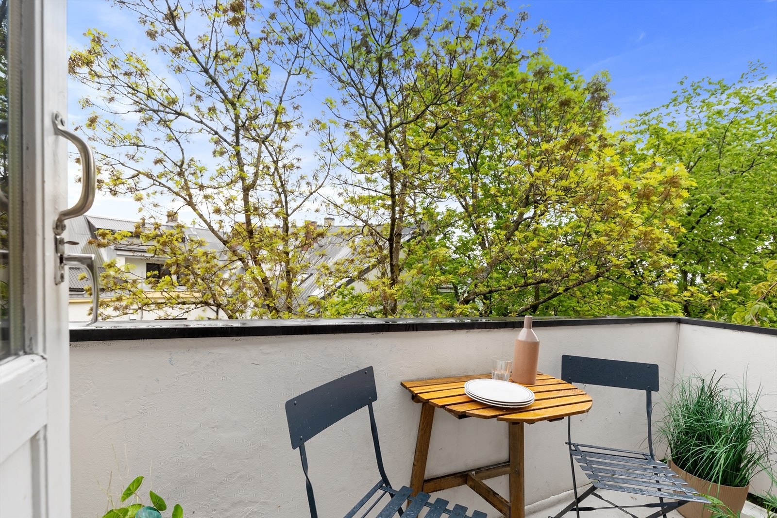 Balkongen har utgang fra stuen og plass til en hyggelig sittegruppe. Galleribilde